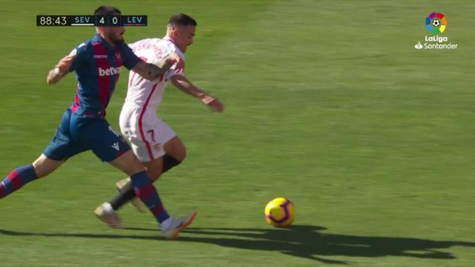 El penalti a Roque Mesa en el Sevilla 5-0 Levante