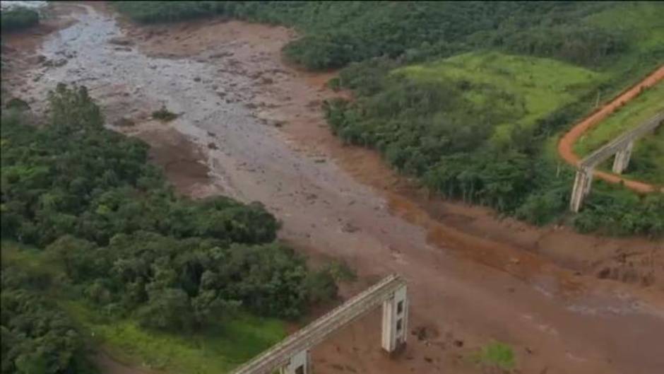 9 muertos y 300 desaparecidos tras la rotura de una presa en Brasil