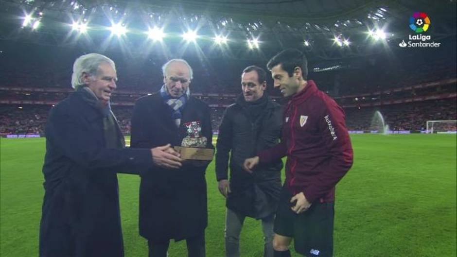 Susaeta recibe el homenaje de San Mamés