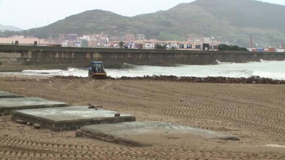 La borrasca Gabriel deja vientos de 120km/h y olas de hasta 8 metros en el norte