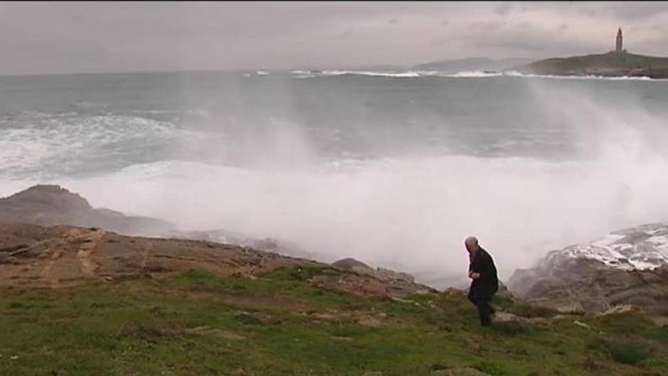 Olas gigantes azotan Galicia y la cornisa cantábrica