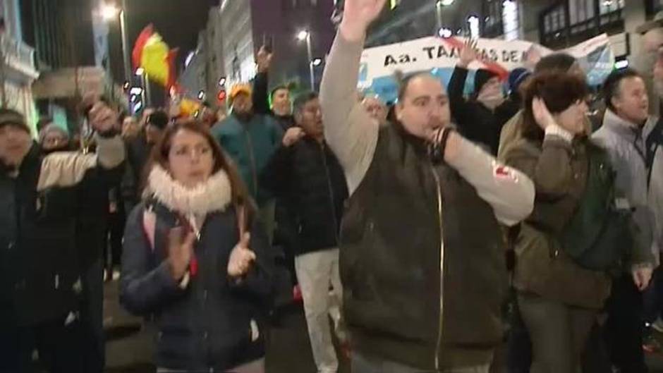 Los taxistas paralizan la Gran Vía madrileña en su décimo día de huelga