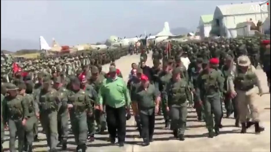 Maduro marcha con el ejército para demostrar que «defenderán la Patria»