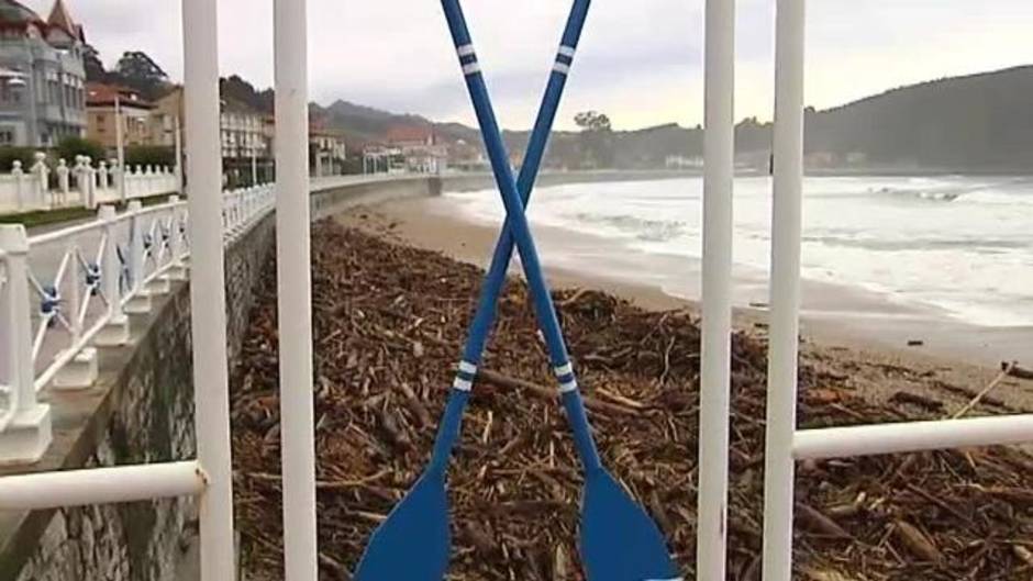 El temporal sepulta una playa con troncos en Ribadesella