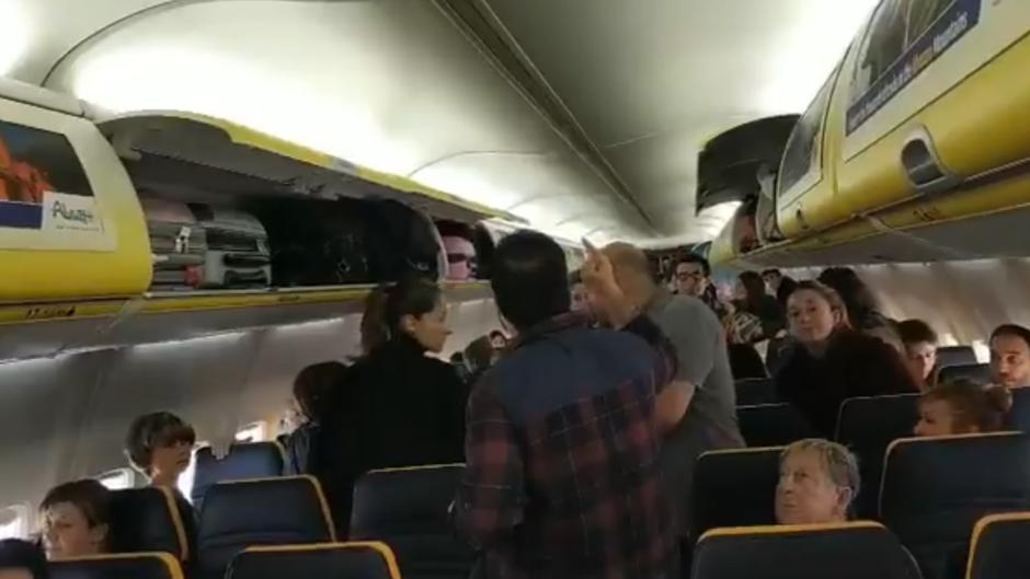 Atrapados 26 horas en un avión de Ryanair: «Fue un caos. No teníamos comida ni bebida»