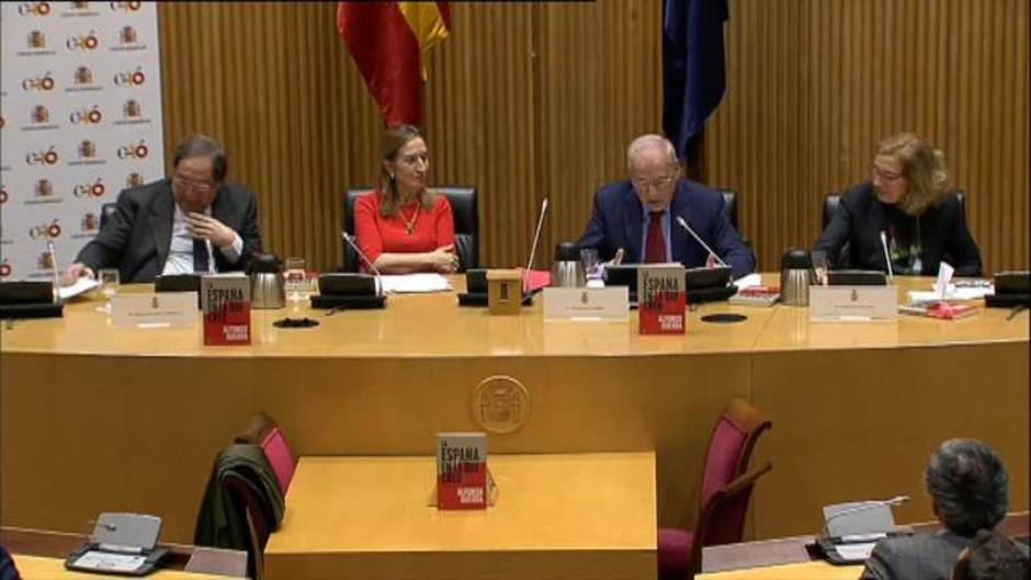 El dardo de Guerra a Sánchez: "A diferencia de otros, este libro lo he escrito yo"