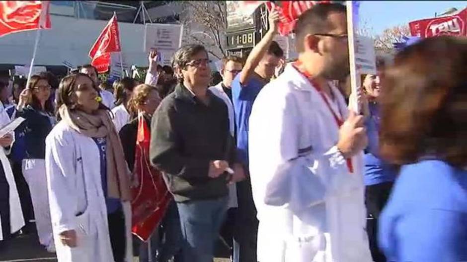Decenas de investigadores se concentran a las puertas del Hospital La Fe para reclamar más estabilidad laboral