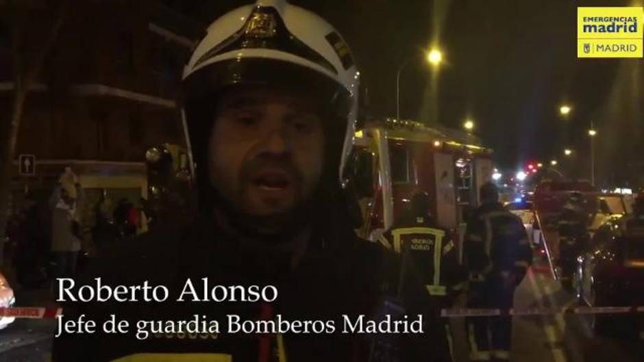 Bomberos de Madrid explican cómo han sacado los vehículos del socavón