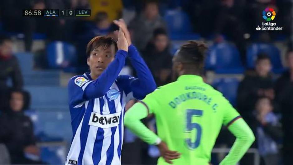 Ovación a Inui tras debutar en Mendizorroza y ser sustituido en el Deportivo Alavés 2-0 Levante UD de LaLiga Santander (J23)