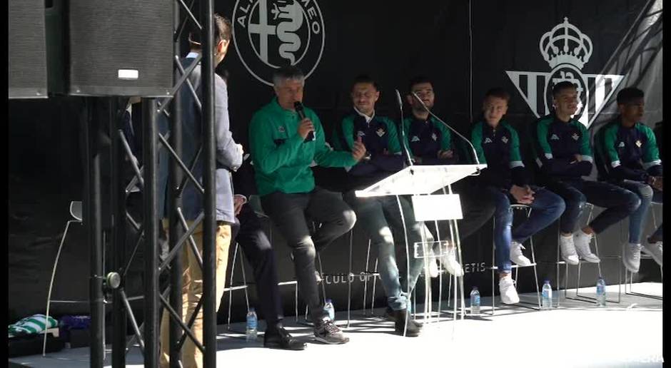 Setién y los jugadores del Real Betis reciben sus nuevos Alfa Romeo para la temporada 2019