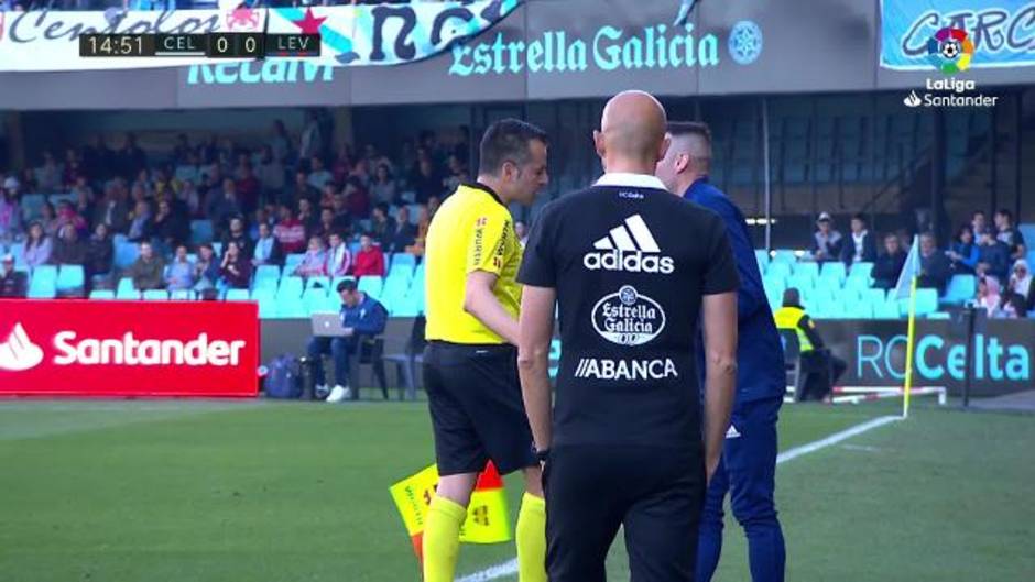 Iago Aspas, en el banquillo del Celta durante el partido contra el Levante