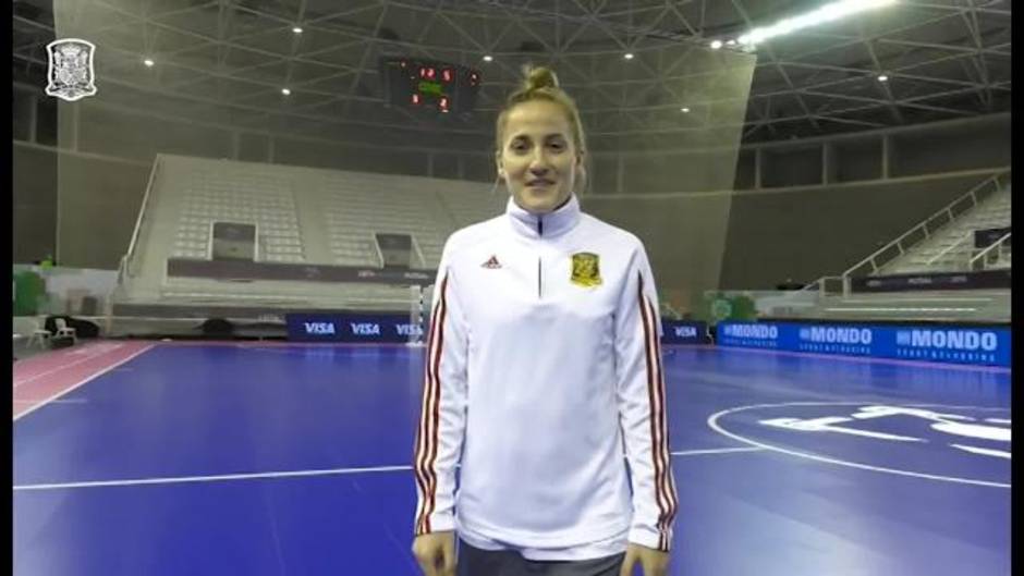 Clàudia Pons y Ana Luján posan con la copa del primer Europeo Femenino de Fútbol Sala