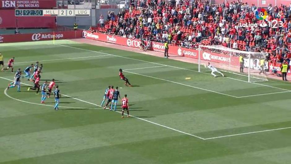 Gol de penalti de Lago Junior (3-0) en el Real Mallorca 3-0 Lugo