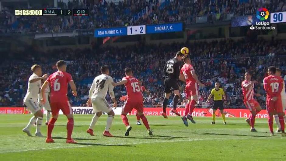 Remate de Courtois en la prolongación en el Real Madrid 1-2 Girona