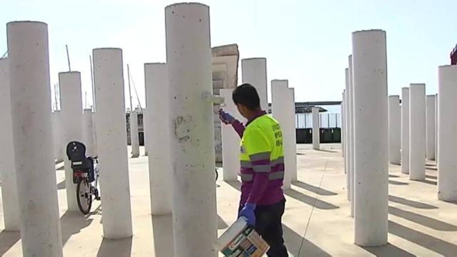 Aparecen pintadas con simbología nazi en el monumento almeriense a las víctimas de Mauthausen