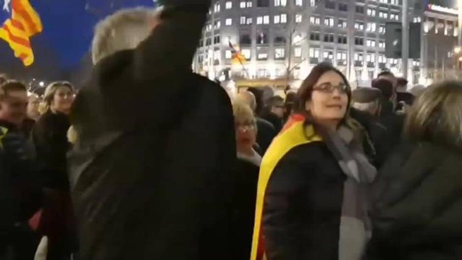 La CUP manipula un video para acusar a Bou de simular que pega un tiro a una manifestante independentista