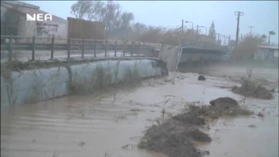 El impresionante derrumbe de un puente centenario en Creta a causa de las riadas