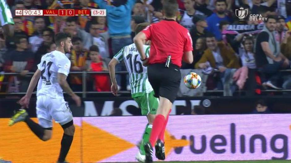 Polémica en el Valencia-Betis de Copa del Rey por la caída de Loren