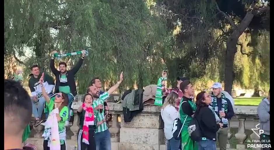 La afición del Betis toma las calles de Valencia