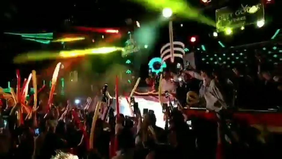 Abascal hace de DJ en la fiesta de las juventudes de Vox y pincha el himno de España