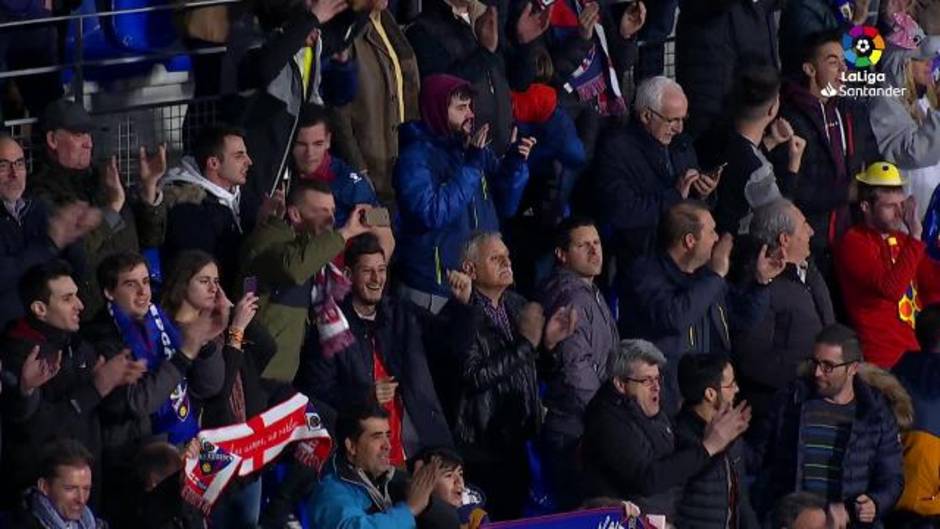 Delirio en la afición del Huesca tras la victoria in extremis ante el Sevilla