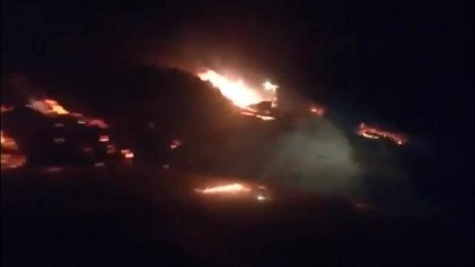 El viento dificulta la extinción de los incendios en Asturias durante la noche