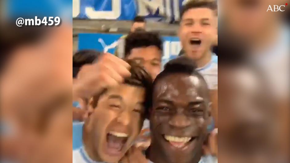 Balotelli celebra su gol de chilena haciendo un vídeo en directo en Instagram