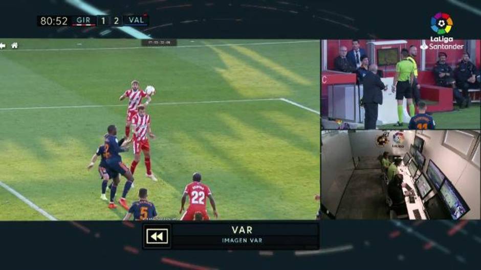 Las manos de Diakhaby que causaron el penalti en el Girona 2-3 Valencia