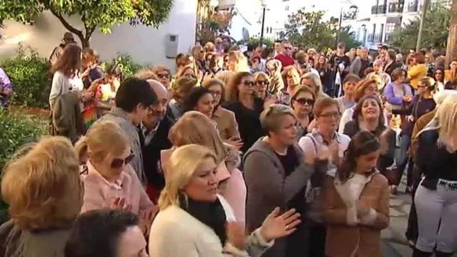 Concentración en Estepona en repulsa por la muerte de una mujer, presuntamente a manos de su marido