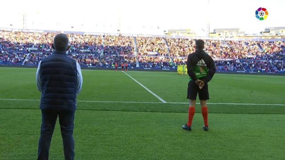 Minuto de silencio previo al Levante-Villarreal