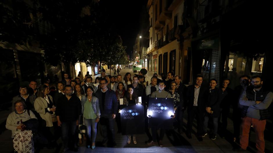 El comercio de Cruz Conde apaga sus luces en protesta por la falta de iluminación en el centro de Córdoba