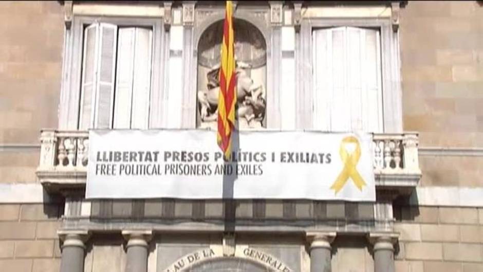 Límite de 48 horas para retirar esteladas y lazos amarillos de los edificios públicos catalanes