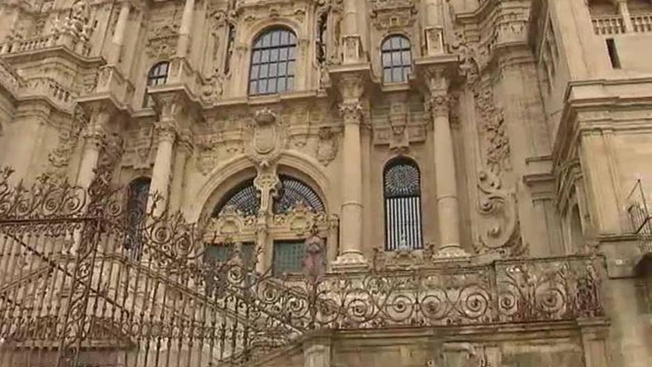 Pintadas contra la Iglesia, la Monarquía y VOX dañan la fachada de la Catedral de Santiago