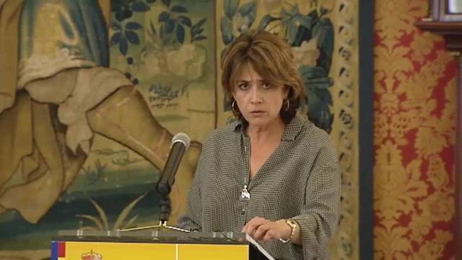 La ministra de Justicia, Dolores Delgado, ha entregado este martes 11 certificados de reparación y reconocimiento personal