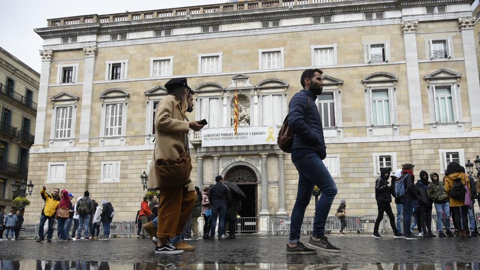 Torra no retira los lazos amarillos ni las esteladas de los edificios públicos