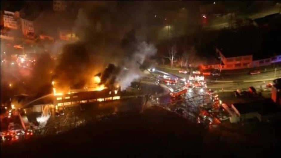 Espectacular incendio en una fábrica de ataúdes de Boston