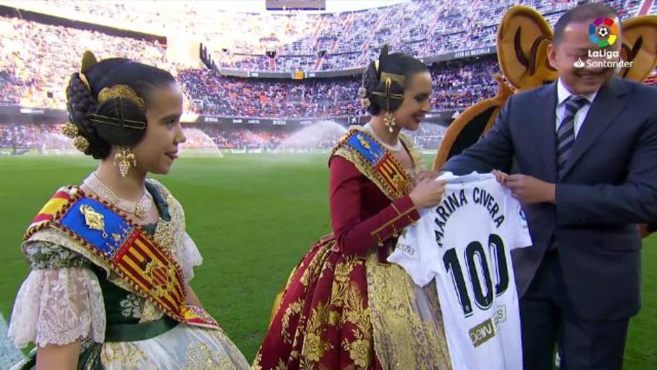 Las falleras mayores de Valencia reciben una camiseta del club con motivo del Centenario