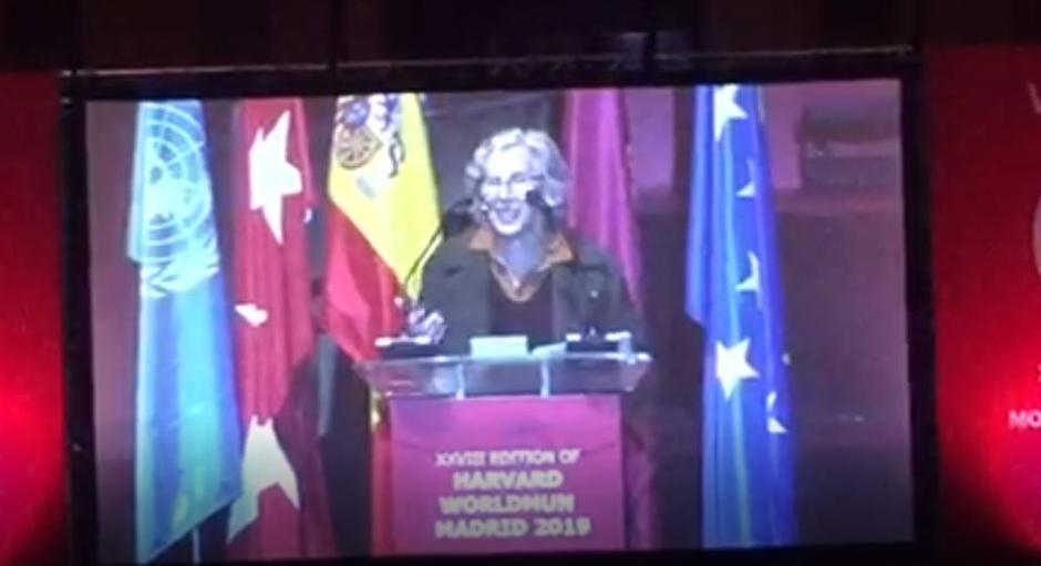 Carmena arrasa con su inglés imperfecto