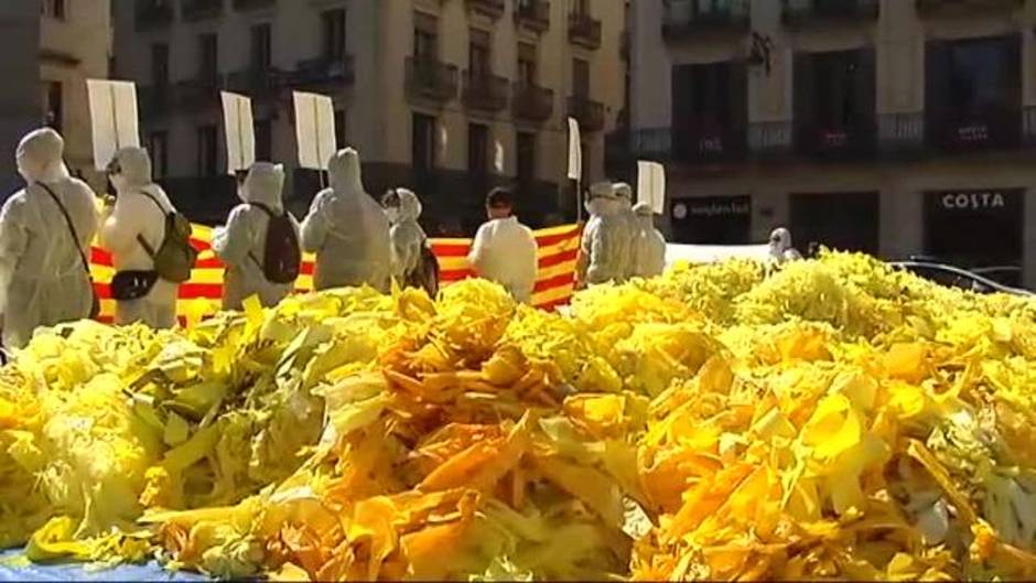 Antiindependentistas vuelcan miles de lazos amarillos frente al Palau de la Generalitat