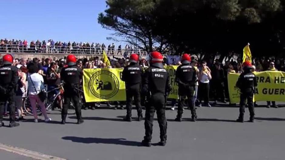 Polémica en Getxo por el portaaviones Juan Carlos I