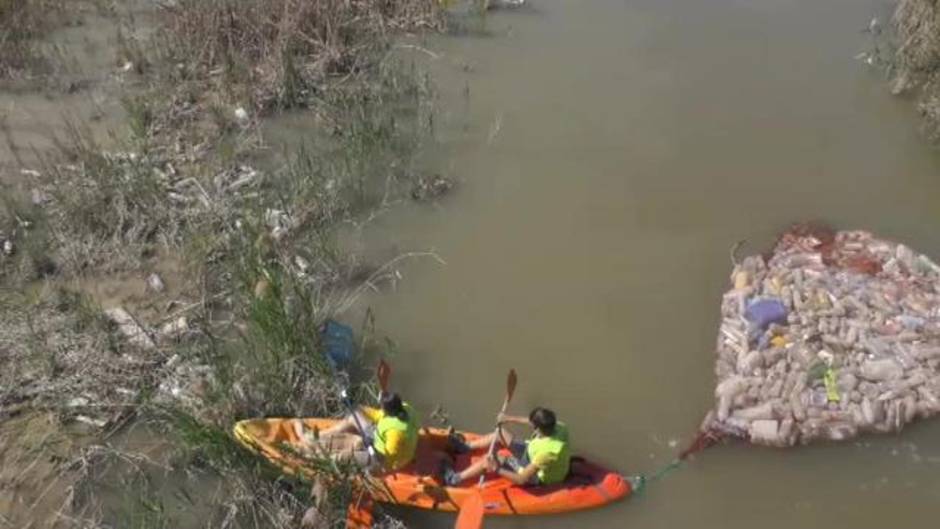 Toneladas de plástico se acumulan en las acequias y azarbes del Río Segura y su desembocadura