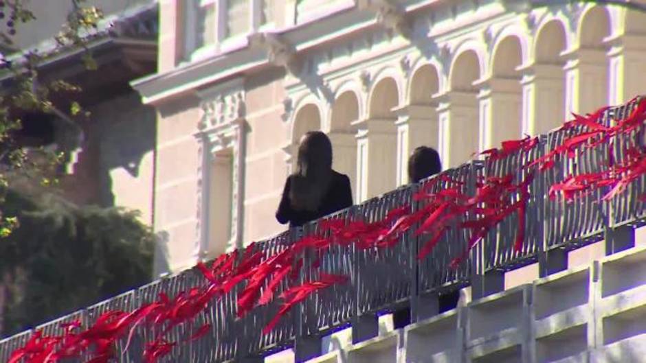 Madrid se llena este martes de lazos rojos por el VIH