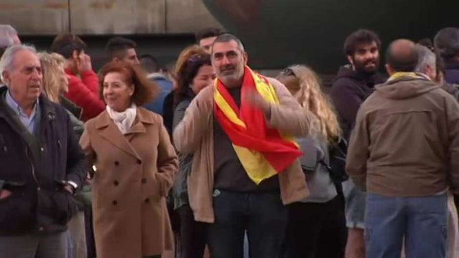 Un grupo de protestantes espera a las puertas del mitin de Abascal