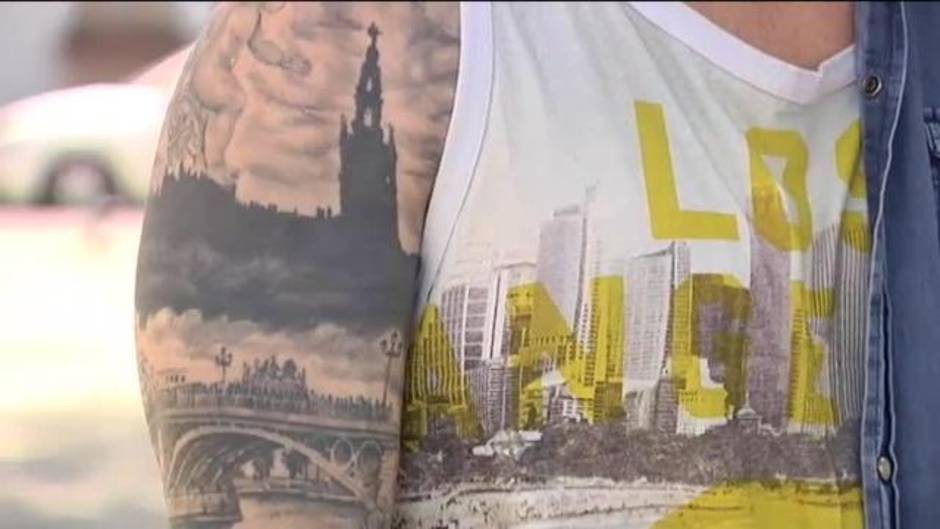 Nueva moda en Sevilla: los tatuajes de las confradías