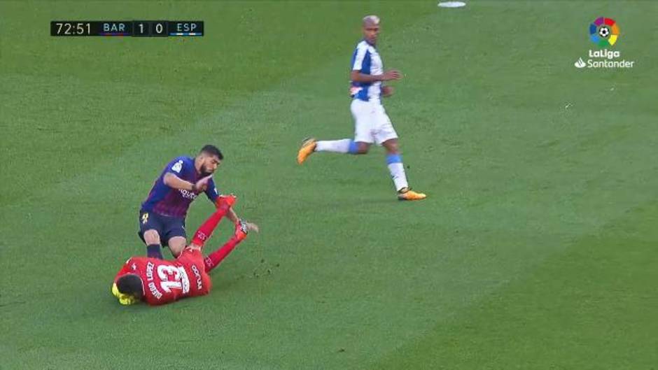 Choque entre Diego López y Luis Suárez en el Barcelona 2-0 Espanyol