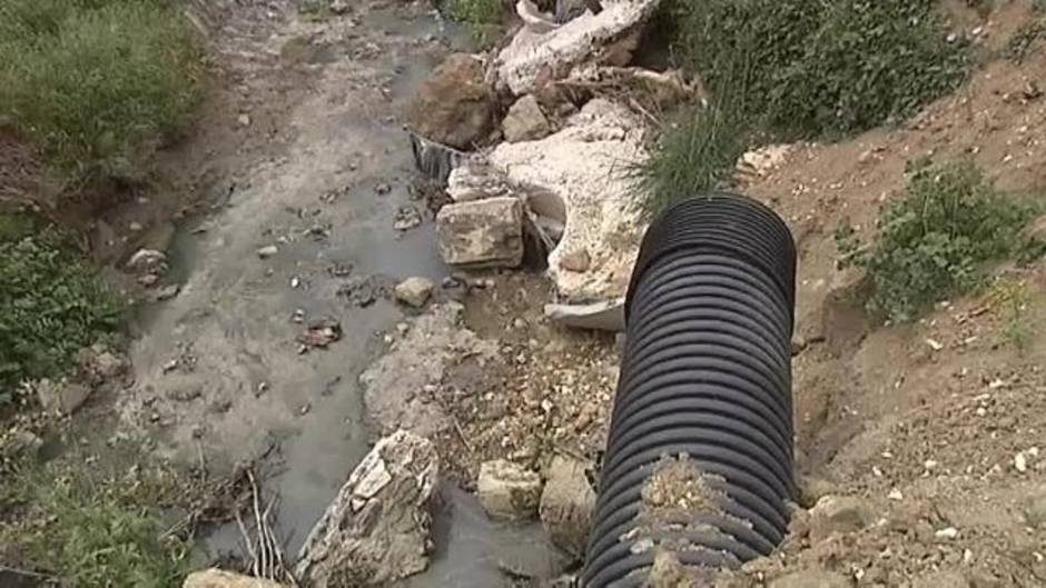 Vertido de 15 litros de agua contaminada por segundo en Coín