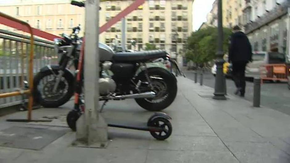 Asociaciones de vecinos denuncian que bicicletas, motos y patinetes invaden las aceras