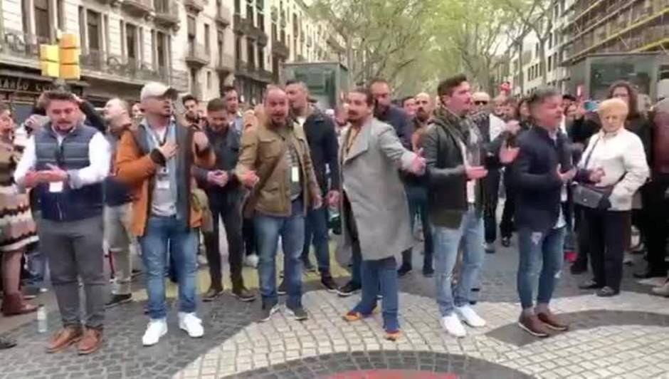 La Comparsa de Cadiz de 'Los Carapapas’ cantan el pasodoble homenaje a Xavi, el niño que perdió la vida en el atentado de las Ramblas, en el lugar donde falleció