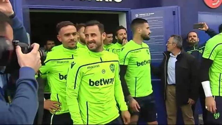 El Levante siente el apoyo de su afición en el entrenamiento a puertas abiertas