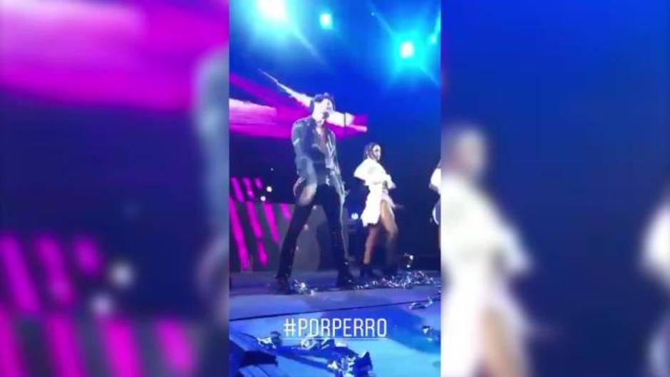 Sebastián Yatra y Tini Stoessel se besan sobre el escenario